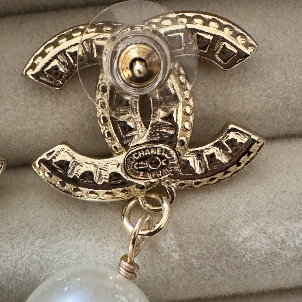 ✨ CHANEL Gold CC Logo Pearl & Crystal Statement Earrings✨ - Picture 6 of 9